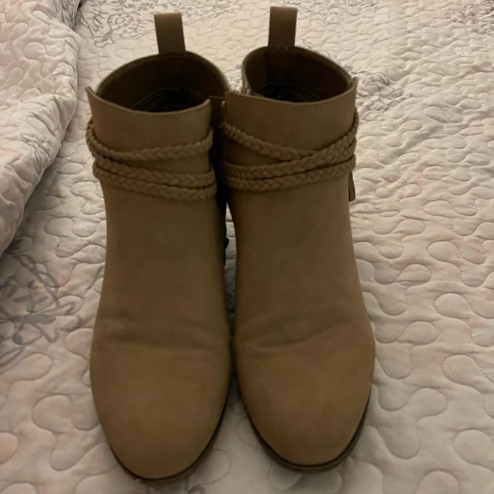 Gently worn ankle boots from H&M size 10 womens! Peacocks brand boots w/ tassels